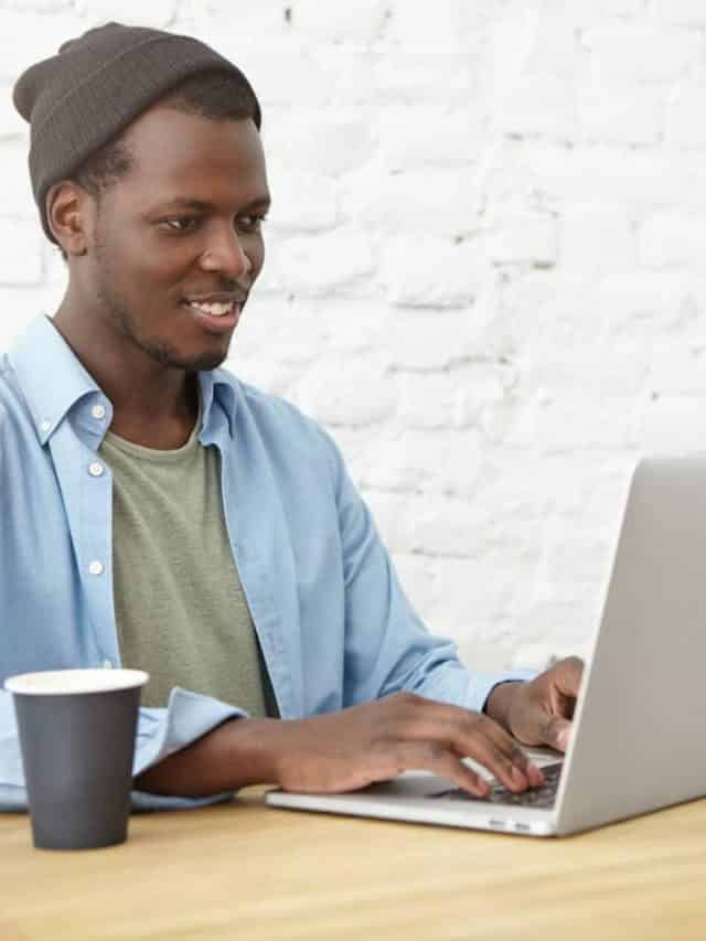Afro-americano Homem pesquisando notebook