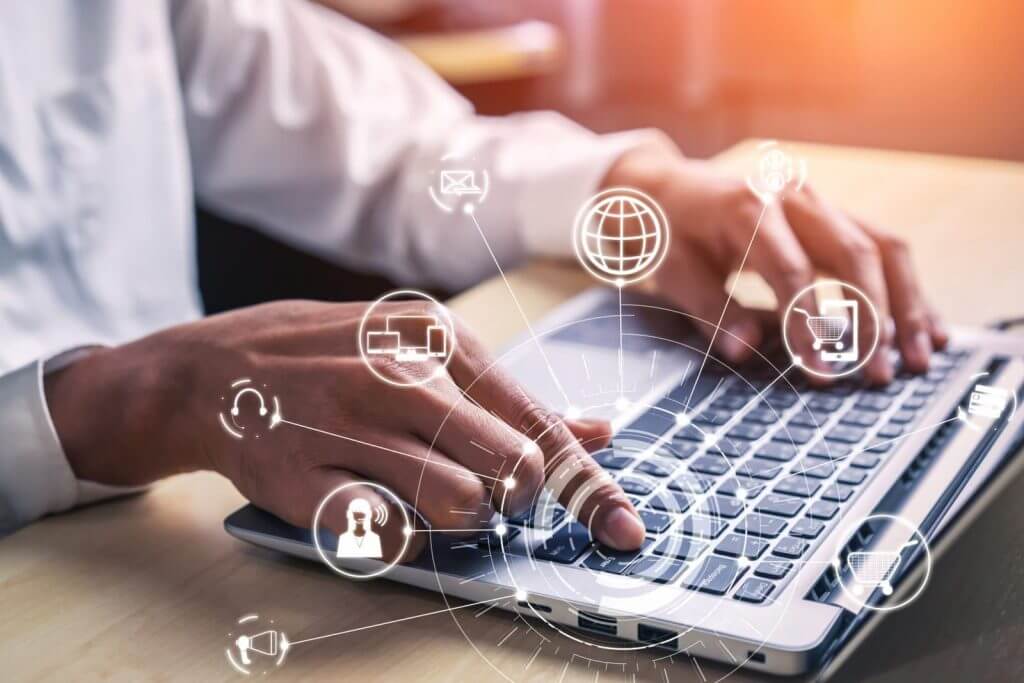 CRM vs. CMS: de quê sua empresa precisa? 2 mãos com dedos apertando teclado no notebook - CRM vs CMS